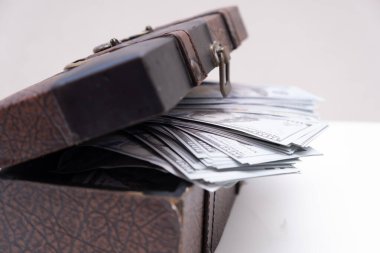 İçinde bir sürü para olan bir sandık aç. Zenginlik ve bolluk kavramı