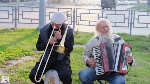 Nizhnevartovsk, Rusia - 25 de agosto de 2019: músicos callejeros tocan el botón de acordeón y trompeta — Vídeo de stock