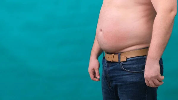 Rüde mit dickem Bauch zeigt sein Fett auf einem grünen Bildschirm. Das Konzept der gesunden Ernährung und Abnehmen, Ernährung — Stockfoto