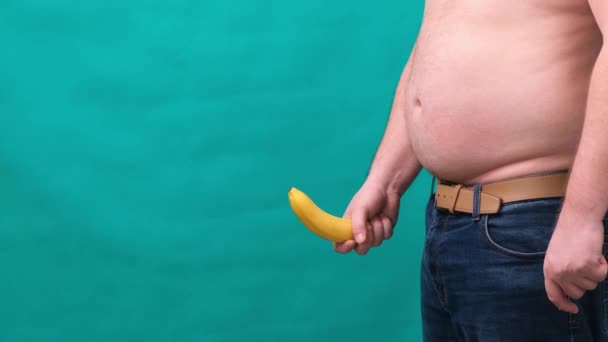 Vecchio zoppicante banana pendente dalla zona genitale dell'uomo vestita irriconoscibile, impotenza disfunzione erettile o limp-dick concetto . — Video Stock