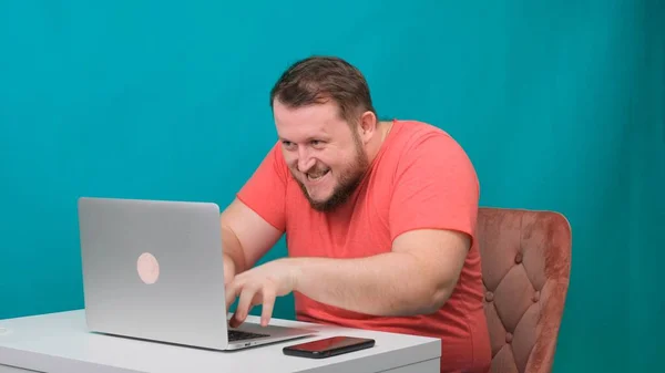 Grappige beelden van een man die laptop gebruikt. man die werkt op een computer die doet alsof hij een hacker is. — Stockfoto