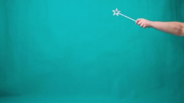 Kafasında diadem olan pembe tişörtlü yakışıklı, sakallı ucube bir adam elinde sihirli bir değnekle tek boynuzlu ata biniyor. Bir dileği gerçekleştirmek için komik bir sihirbaz şakası..