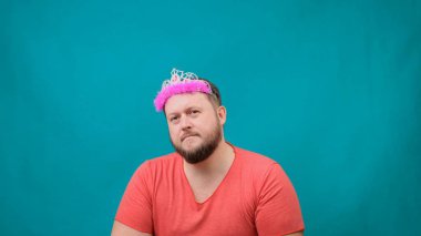 Pembe tişörtlü, kafasında ölü bir adam elinde sihirli bir değnekle üzgün, oyuncu sakallı ucube bir adam. Bir dileği gerçekleştirmek için komik bir sihirbaz şakası..