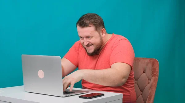 Забавні рамки чоловічої статі використовують ноутбук. людина працює на комп'ютері, прикидаючись хакером . — стокове фото