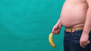 eski gevşek sarkık muz giyinik tanınmayan adam, iktidarsızlık ereksiyon ya da aksak sikli kavramı genital bölge asılı.