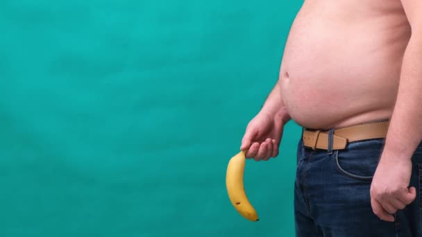 老跛足下垂香蕉挂从生殖器的衣服辨认男子, 阳痿勃起功能障碍或跛迪克概念. — 图库视频影像