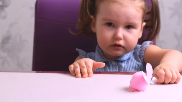 女の子は母親と一緒に柔らかいおもちゃのピンクの豚を作ります。毎日のお母さん、子供とクラフト. — ストック写真