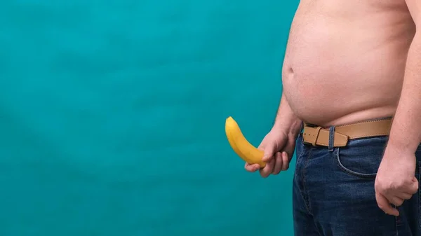 Viejo cojera plátano colgando de la zona genital del hombre vestida irreconocible, disfunción eréctil impotencia o el concepto de cojera-dick . — Foto de Stock