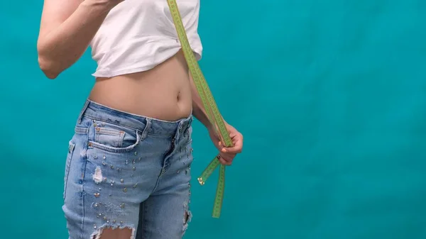 Close-up of a woman measures her waist, concept of diet, weight loss and proper nutrition. — Stock Photo, Image