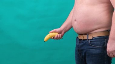 eski gevşek sarkık muz giyinik tanınmayan adam, iktidarsızlık ereksiyon ya da aksak sikli kavramı genital bölge asılı.