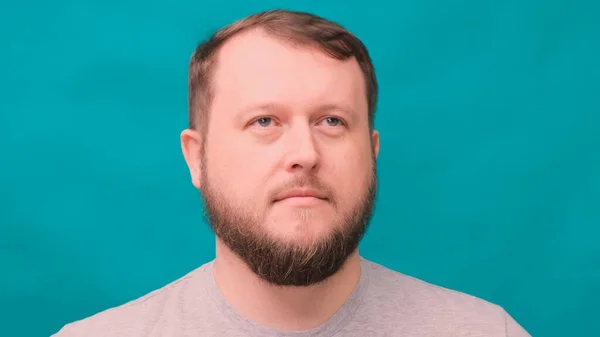 Portrait d'un homme barbu triste de 35 ans sur un écran vert . — Photo