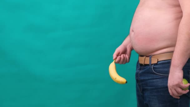 老跛足下垂香蕉挂从生殖器的衣服辨认男子, 阳痿勃起功能障碍或跛迪克概念. — 图库视频影像
