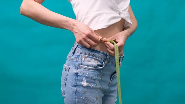 Frau misst ihre Taille. Perfekter schlanker Körper. Sie können die gleichen Ergebnisse erzielen — Stockfoto