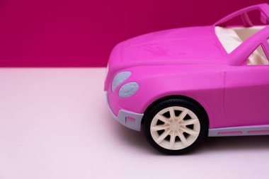 Pembe arka planda pembe bir araba. Araba satışı, araba kiralama veya araba kiralama kavramı.