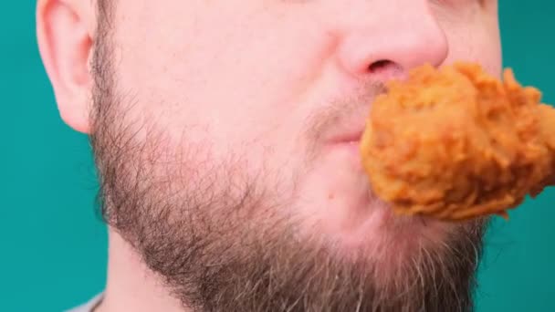 Gros plan de la cuisse de poulet des morsures masculines. Le concept de malnutrition, alimentation, plats à emporter. — Video