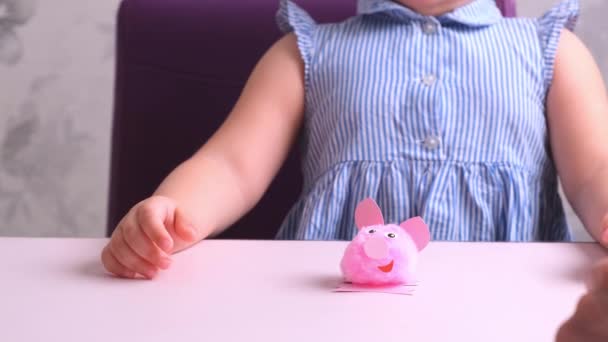 Gadis kecil, bersama dengan ibunya, membuat mainan lembut babi merah muda. Setiap hari ibu-ibu, kerajinan dengan anak-anak. — Stok Video