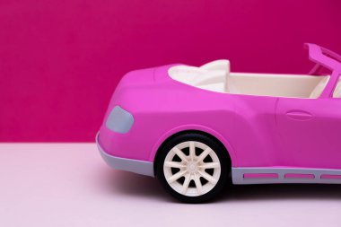 Pembe arka planda pembe bir araba. Araba satışı, araba kiralama veya araba kiralama kavramı.