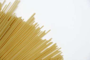 Beyaz arka planda makarna. Yemek teslimatı, bağış, Coronavirus Karantinası. Boşluğu kopyala.