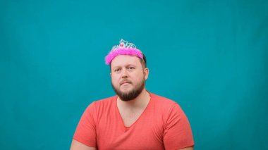 Pembe tişörtlü, kafasında ölü bir adam elinde sihirli bir değnekle üzgün, oyuncu sakallı ucube bir adam. Bir dileği gerçekleştirmek için komik bir sihirbaz şakası..