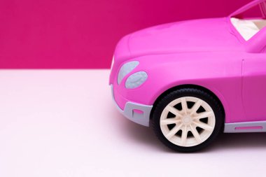 Pembe arka planda pembe bir araba. Araba satışı, araba kiralama veya araba kiralama kavramı.