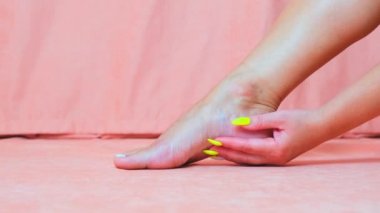 Dişi bacağını yaklaştır. Kadın ayağının yumuşak tenini okşar. Güzel ve bakımlı bir kızın bacağına dokunan eli. Spa, temizlik ve ayak bakımı.