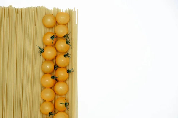 Pasta och tomater på en vit bakgrund. Livsmedelsleveranser, donationer, Coronavirus-karantän. Kopiera utrymme. — Stockfoto