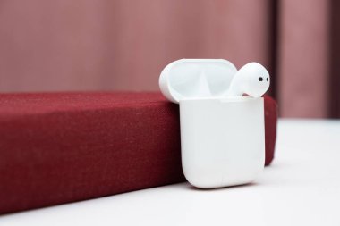 Fotokopi alanı olan eski bir kitaptaki kablosuz kulaklıklar, sesli kitap konsepti, kendi kendine çalışma.