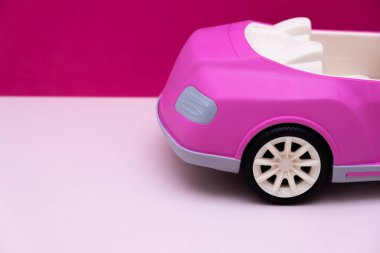 Pembe arka planda pembe bir araba. Araba satışı, araba kiralama veya araba kiralama kavramı.