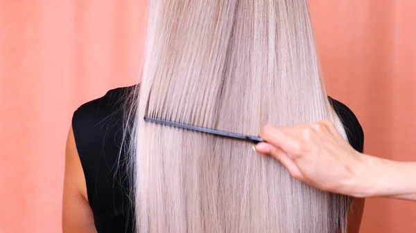 Longo cabelo loiro de uma jovem, visão traseira. Conceito de cuidados capilares. — Fotografia de Stock