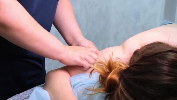 Massagem corporal anti-celulite de uma mulher gorda em um salão de beleza. Conceito de beleza perfeita de queimar gordura na pele — Vídeo de Stock