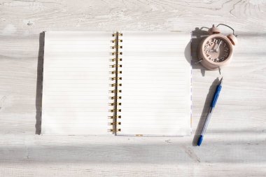 Günaydın kahve, güne başlama konsepti. Gündüz ve ayın iş takvimi. Yeni bir işe başlıyorum. Boşluğu kopyala