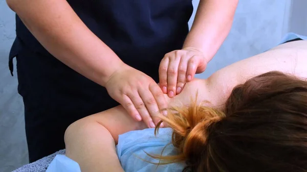 Massage corporel anti-cellulite d'une grosse femme dans un salon de beauté. Concept de beauté parfaite de brûler les graisses sur la peau — Photo