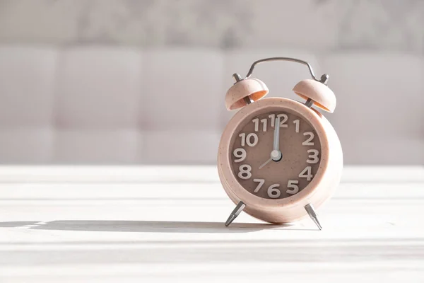 O close-up do despertador tem um bom dia e à luz do sol da manhã. Um começo alegre para o dia. Relógio de alarme mostra o tempo 8 am — Fotografia de Stock