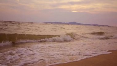 4K 'nin üzerinde kırmızı günbatımı. Güneş ufukta beliriyor. Kızıl gökyüzü, sarı güneş ve inanılmaz deniz. Yaz günbatımı deniz manzarası. Güneş dönen bulutlarda. İnanılmaz doğal gün batımları.