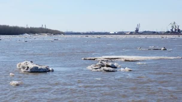 Inondations et embâcles de la rivière Ob. — Video