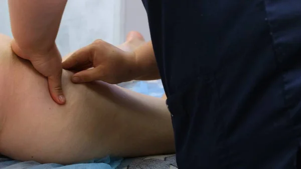 Anti-cellulitis voetmassage voor een dikke vrouw. het concept van persoonlijke verzorging, lichaamsverzorging, gewichtsverlies, dieet. close-up — Stockfoto