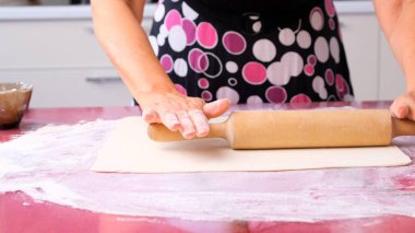 Masada merdaneyle hamur pişirmek. Fırında çalışıyorum. Mutfakta büyükannem un, yiyecek, diyet ve biyoloji konseptinden hamur hazırlar..