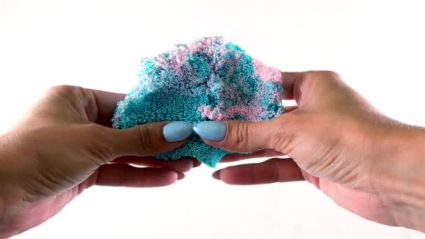 As mãos femininas moldam-se da plasticina azul arejada clara multicolorida, desenvolvendo atividades de crianças. — Vídeo de Stock