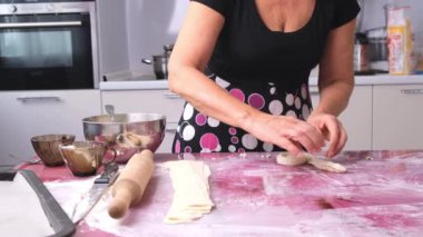 Khachapuri hazırlığı için hamur hazırlama süreci