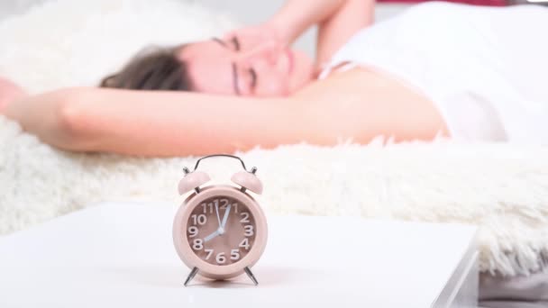 Stäng väckarklockan. Lycklig kvinna stretchar på sängen efter att ha vaknat tidigt på morgonen. Ha en bra dag.. — Stockvideo