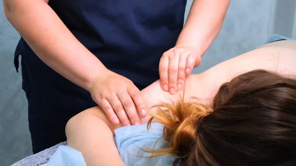 Massagem anti-cellulite de mãos de mulheres gordas em um salão de beleza. Conceito de beleza perfeita de queimar gordura na pele — Fotografia de Stock
