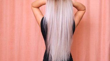 Güzel bayan lüks, uzun düz sarı saçlar. Boyalı dalgalı beyaz saçlar, boyama, uzatma, tedavi, tedavi konsepti. Saç bakımı. Yavaş çekim 4K UHD video