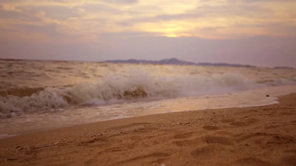 日没の空と太陽の雲の上を介して穏やかな海。瞑想の海と空の背景。静かな海の風景です。水上の地平線. — ストック写真