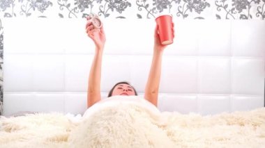 Çekici genç bir kadın bir fincan kahve ve çalar saatle yatağa giriyor. Kadın uyuyakaldı ve geç kaldı. O sırada dehşetle tepki verdi..