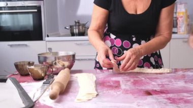 Kadın elleri hamuru hazırlıyor ve Khachapuri için dolduruyor.