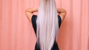 Güzel bayan lüks, uzun düz sarı saçlar. Boyalı dalgalı beyaz saçlar, boyama, uzatma, tedavi, tedavi konsepti. Saç bakımı. Yavaş çekim 4K UHD video