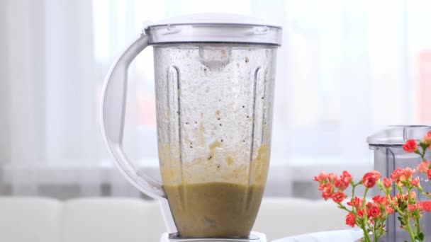 Detailní záběr zdravého zeleného smoothie, detoxikační koktejl v mixéru — Stock video