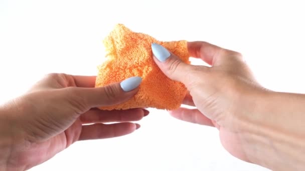 As mãos femininas moldam-se da plasticina cor-de-laranja arejada clara, desenvolvendo atividades de crianças. — Vídeo de Stock