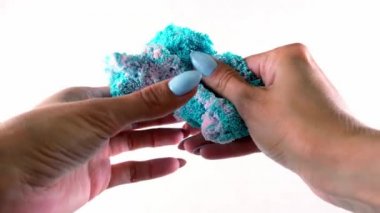 Kadınların elleri açık renkli mavi plastikten şekillenir, çocuklar için gelişen aktiviteler.