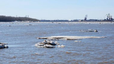 Rusya 'daki Ob Nehri' nde buz. Manzara derin..